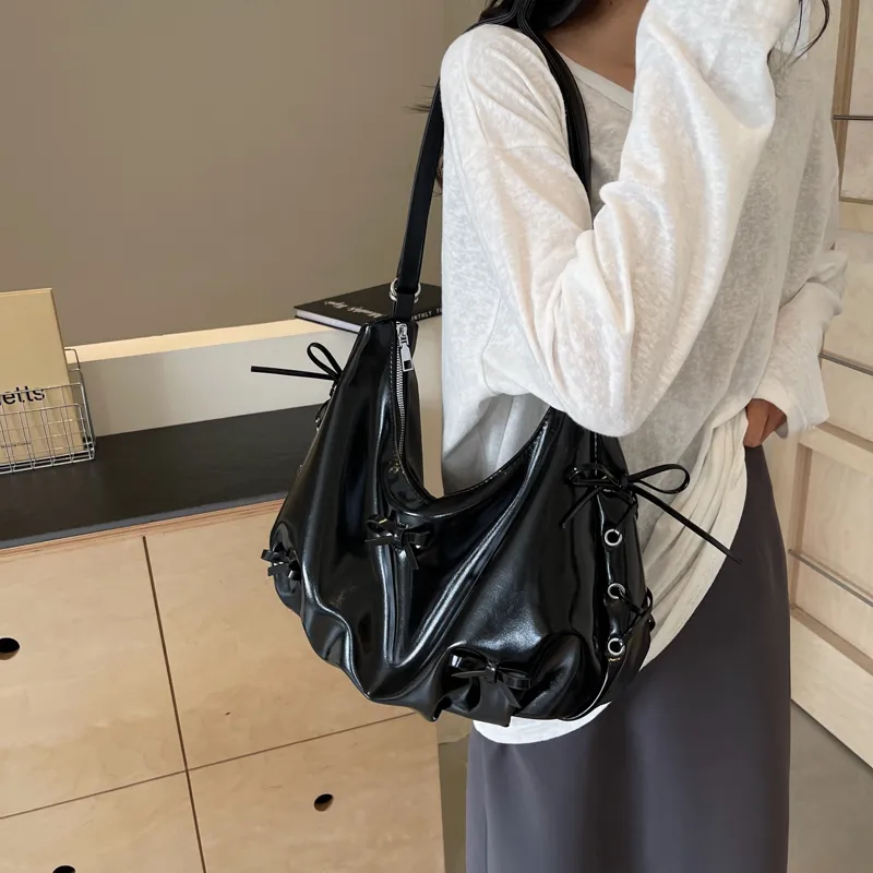 Women's Medium Pu Leather Solid Color Basic Classic Style Sewing Thread Square Zipper Underarm Bag display picture 16