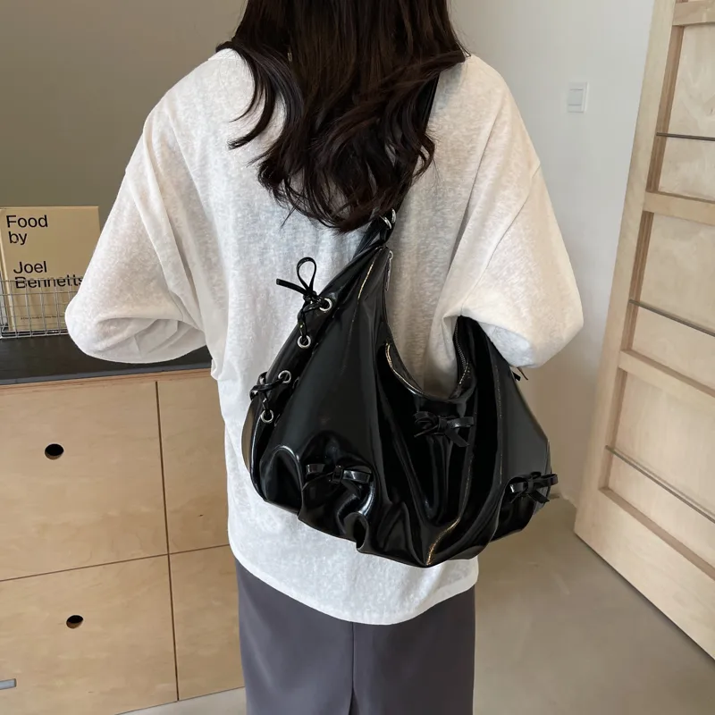 Women's Medium Pu Leather Solid Color Basic Classic Style Sewing Thread Square Zipper Underarm Bag display picture 9