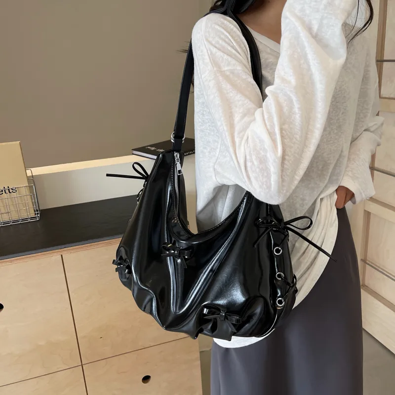 Women's Medium Pu Leather Solid Color Basic Classic Style Sewing Thread Square Zipper Underarm Bag display picture 26