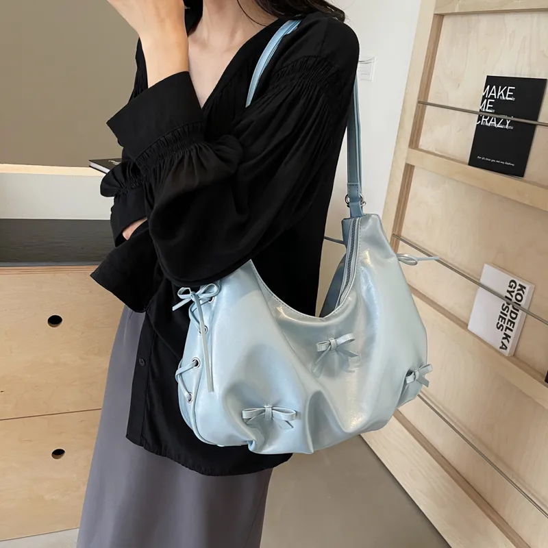 Women's Medium Pu Leather Solid Color Basic Classic Style Sewing Thread Square Zipper Underarm Bag display picture 10