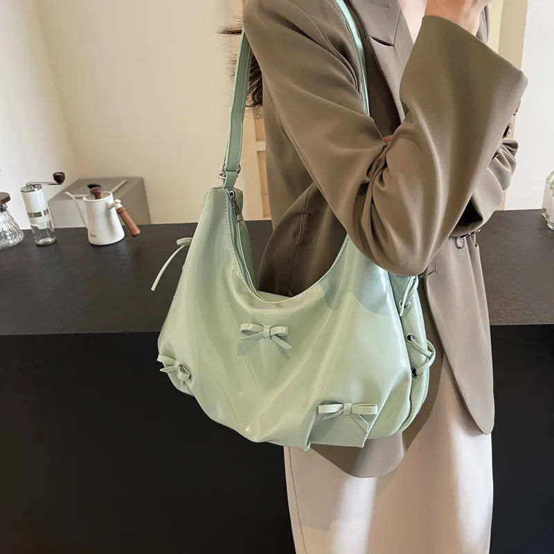 Women's Medium Pu Leather Solid Color Basic Classic Style Sewing Thread Square Zipper Underarm Bag display picture 8