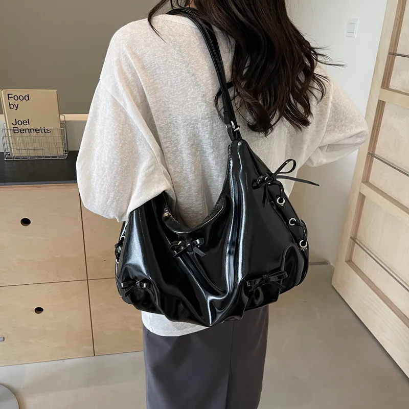 Women's Medium Pu Leather Solid Color Basic Classic Style Sewing Thread Square Zipper Underarm Bag display picture 25