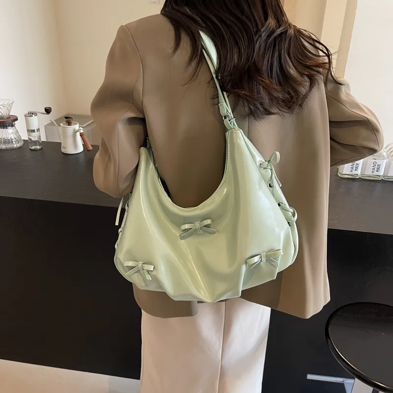 Women's Medium Pu Leather Solid Color Basic Classic Style Sewing Thread Square Zipper Underarm Bag display picture 21