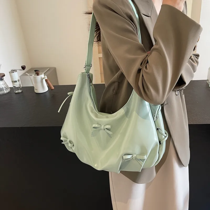 Women's Medium Pu Leather Solid Color Basic Classic Style Sewing Thread Square Zipper Underarm Bag display picture 12