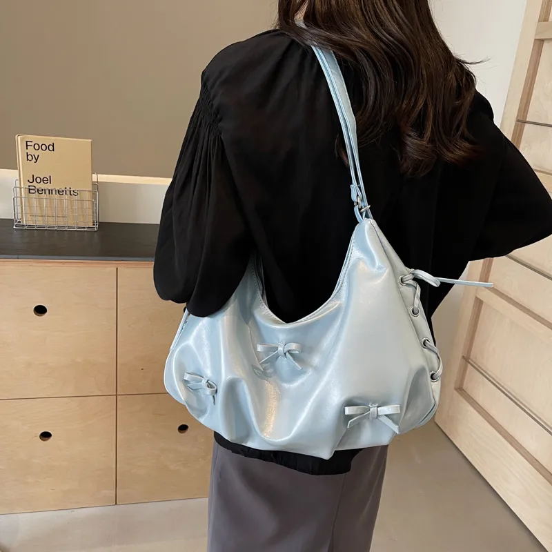 Women's Medium Pu Leather Solid Color Basic Classic Style Sewing Thread Square Zipper Underarm Bag display picture 22