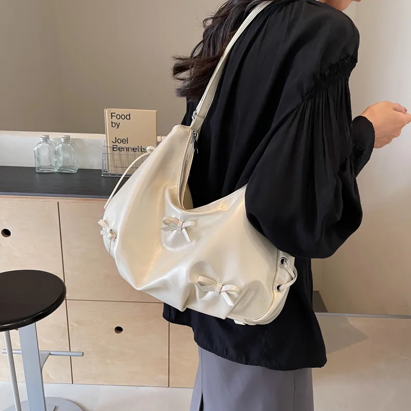 Women's Medium Pu Leather Solid Color Basic Classic Style Sewing Thread Square Zipper Underarm Bag display picture 15