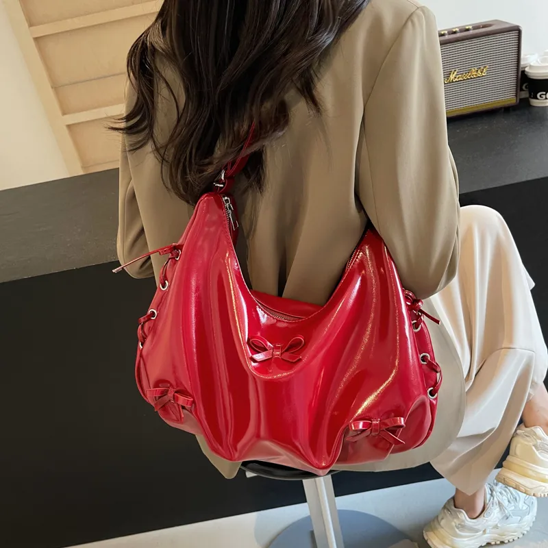Women's Medium Pu Leather Solid Color Basic Classic Style Sewing Thread Square Zipper Underarm Bag display picture 17