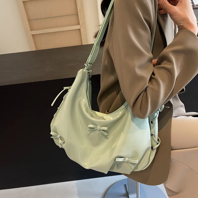Women's Medium Pu Leather Solid Color Basic Classic Style Sewing Thread Square Zipper Underarm Bag display picture 13