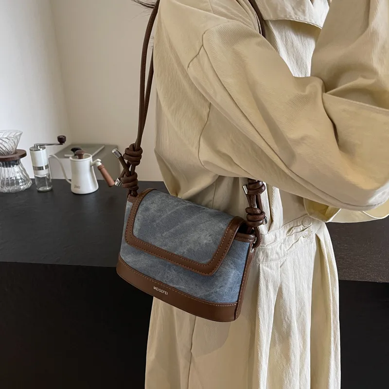 Women's Pu Leather Color Block Classic Style Sewing Thread Square Flip Cover Crossbody Bag display picture 3
