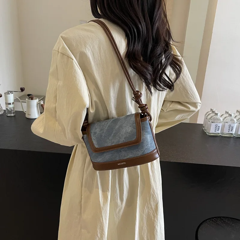 Women's Pu Leather Color Block Classic Style Sewing Thread Square Flip Cover Crossbody Bag display picture 15