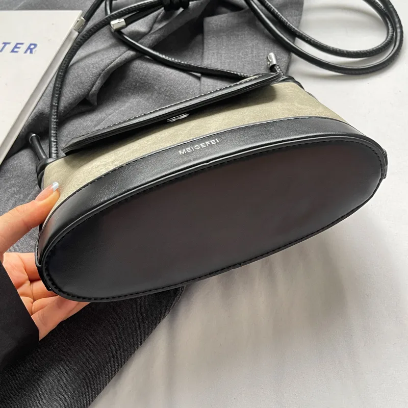 Women's Pu Leather Color Block Classic Style Sewing Thread Square Flip Cover Crossbody Bag display picture 24