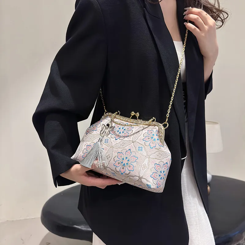 Women's Medium Flower Elegant Classic Style Embroidery Square Clasp Frame Crossbody Bag display picture 1