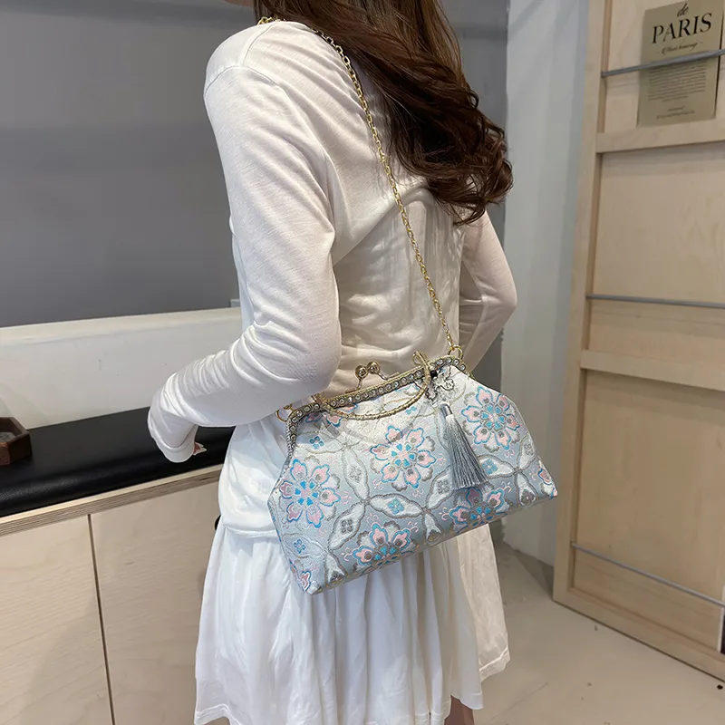 Women's Medium Flower Elegant Classic Style Embroidery Square Clasp Frame Crossbody Bag display picture 4