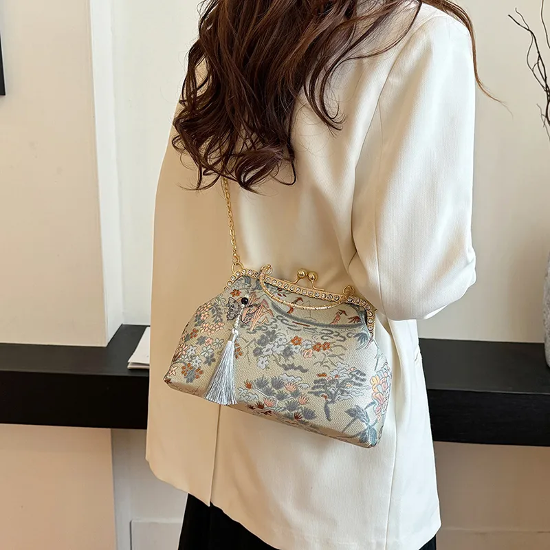 Women's Medium Flower Elegant Classic Style Embroidery Square Clasp Frame Crossbody Bag display picture 14