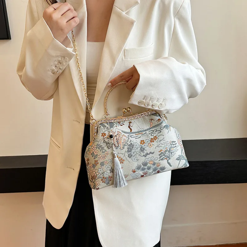 Women's Medium Flower Elegant Classic Style Embroidery Square Clasp Frame Crossbody Bag display picture 3