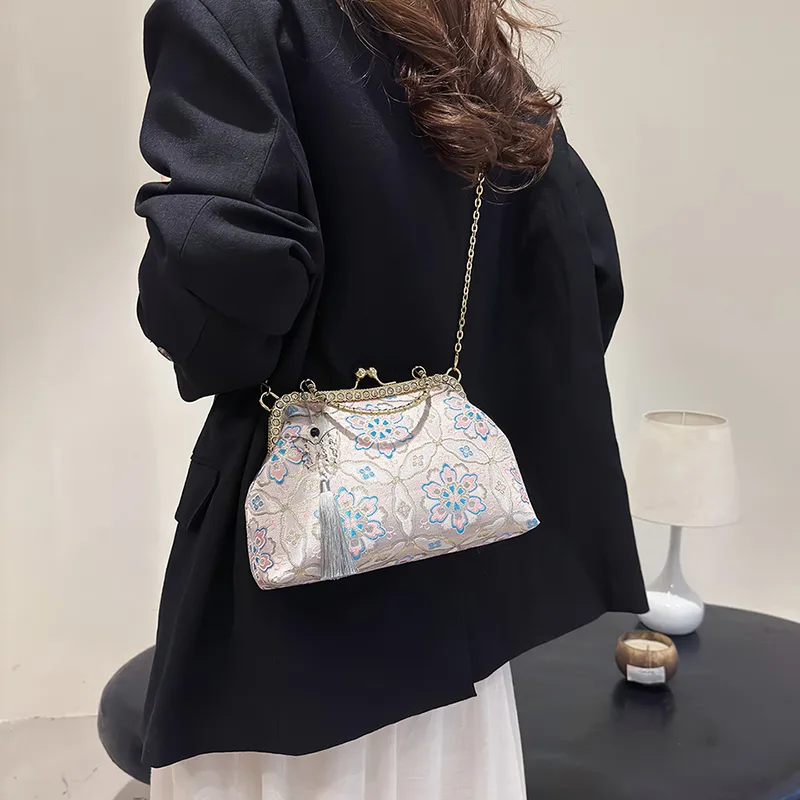 Women's Medium Flower Elegant Classic Style Embroidery Square Clasp Frame Crossbody Bag display picture 5