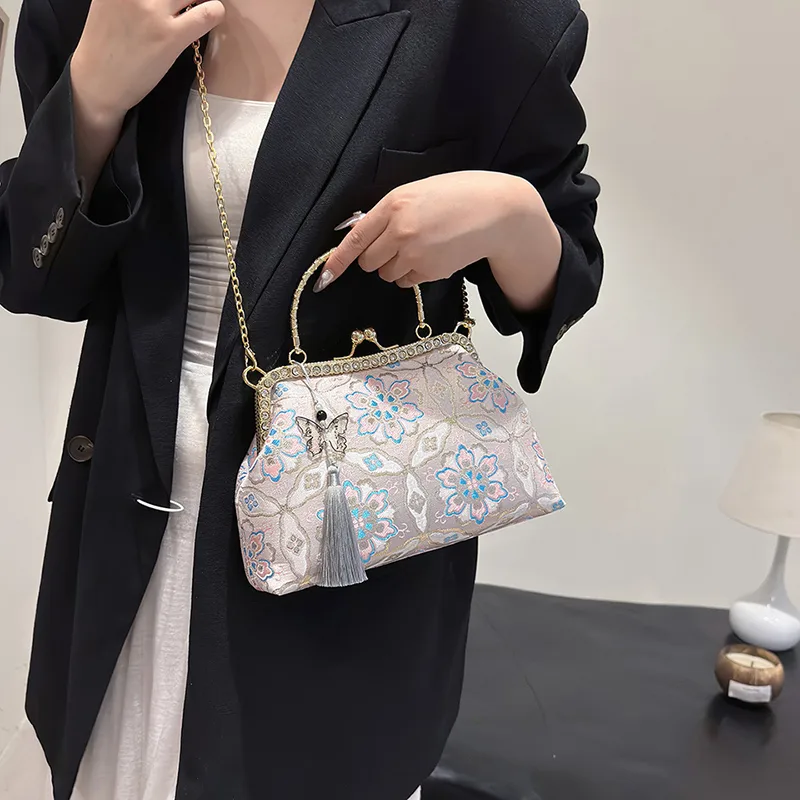 Women's Medium Flower Elegant Classic Style Embroidery Square Clasp Frame Crossbody Bag display picture 6
