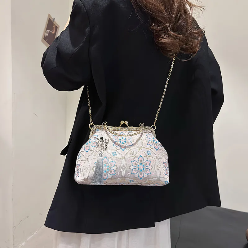 Women's Medium Flower Elegant Classic Style Embroidery Square Clasp Frame Crossbody Bag display picture 11