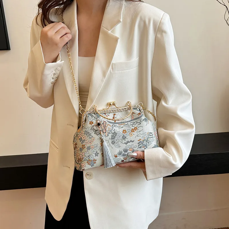 Women's Medium Flower Elegant Classic Style Embroidery Square Clasp Frame Crossbody Bag display picture 18