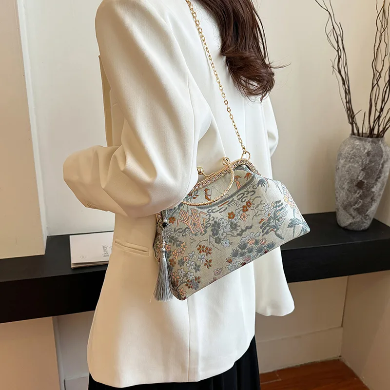 Women's Medium Flower Elegant Classic Style Embroidery Square Clasp Frame Crossbody Bag display picture 15