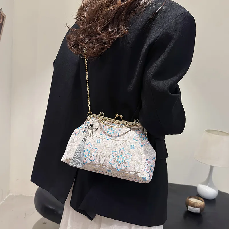 Women's Medium Flower Elegant Classic Style Embroidery Square Clasp Frame Crossbody Bag display picture 10