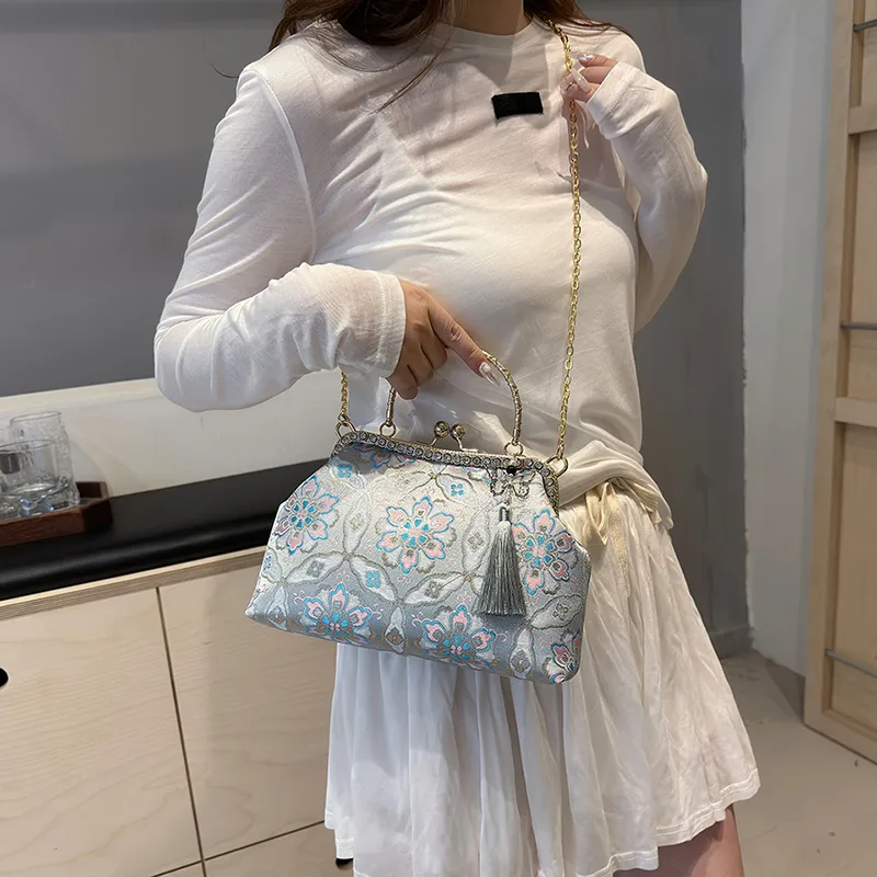 Women's Medium Flower Elegant Classic Style Embroidery Square Clasp Frame Crossbody Bag display picture 9