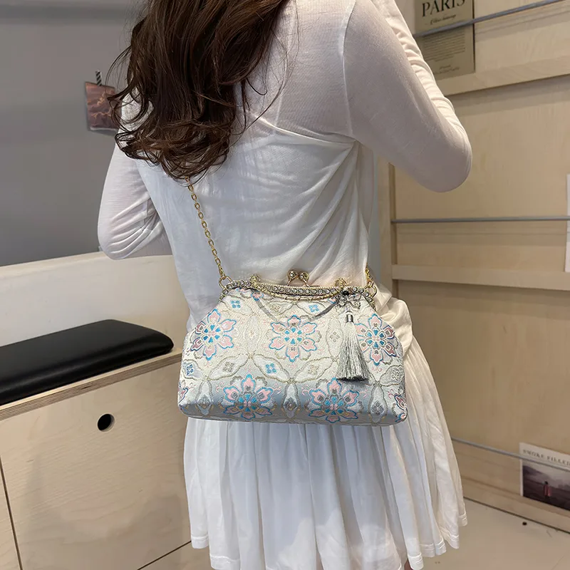 Women's Medium Flower Elegant Classic Style Embroidery Square Clasp Frame Crossbody Bag display picture 7
