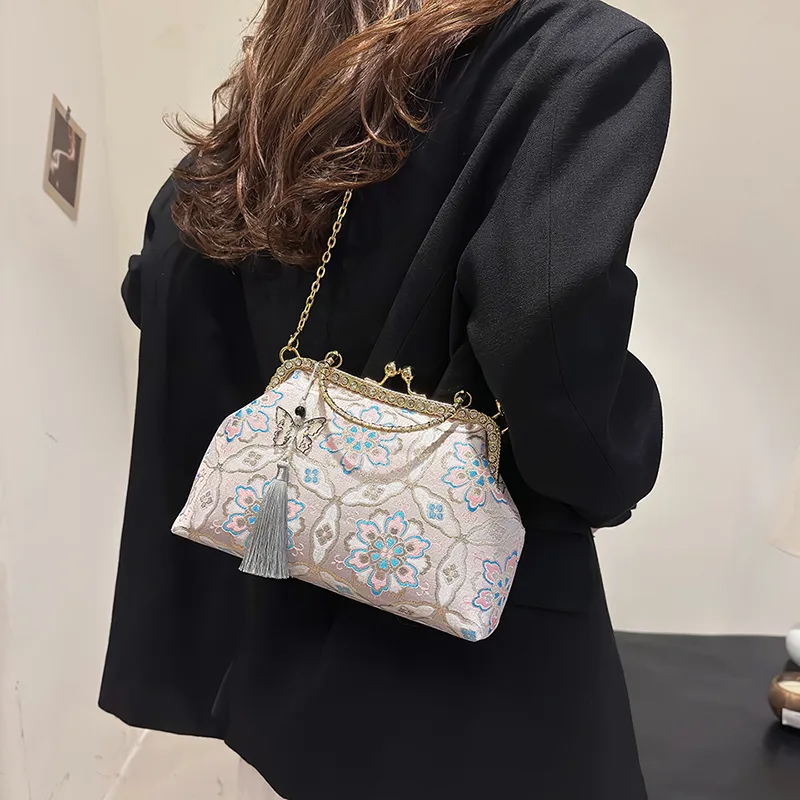 Women's Medium Flower Elegant Classic Style Embroidery Square Clasp Frame Crossbody Bag display picture 12