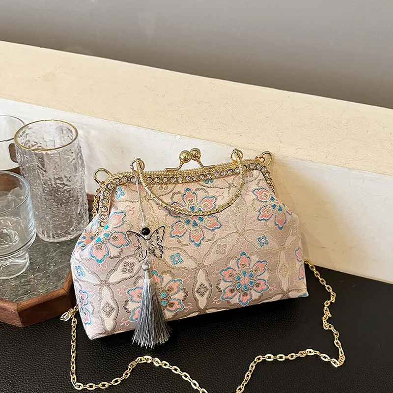 Women's Medium Flower Elegant Classic Style Embroidery Square Clasp Frame Crossbody Bag display picture 17