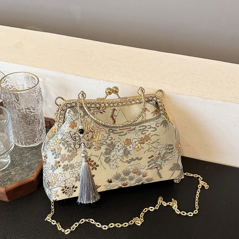 Women's Medium Flower Elegant Classic Style Embroidery Square Clasp Frame Crossbody Bag display picture 13
