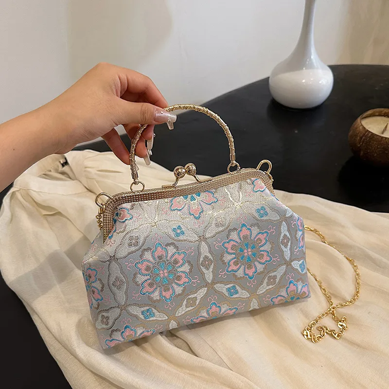 Women's Medium Flower Elegant Classic Style Embroidery Square Clasp Frame Crossbody Bag display picture 22