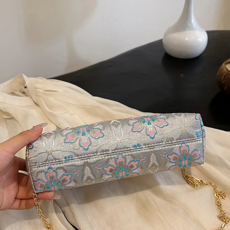 Women's Medium Flower Elegant Classic Style Embroidery Square Clasp Frame Crossbody Bag display picture 19