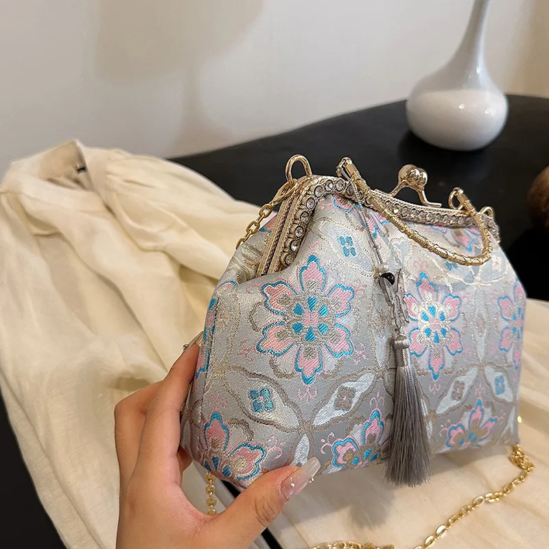 Women's Medium Flower Elegant Classic Style Embroidery Square Clasp Frame Crossbody Bag display picture 21