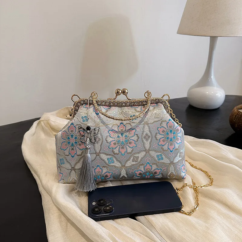 Women's Medium Flower Elegant Classic Style Embroidery Square Clasp Frame Crossbody Bag display picture 20