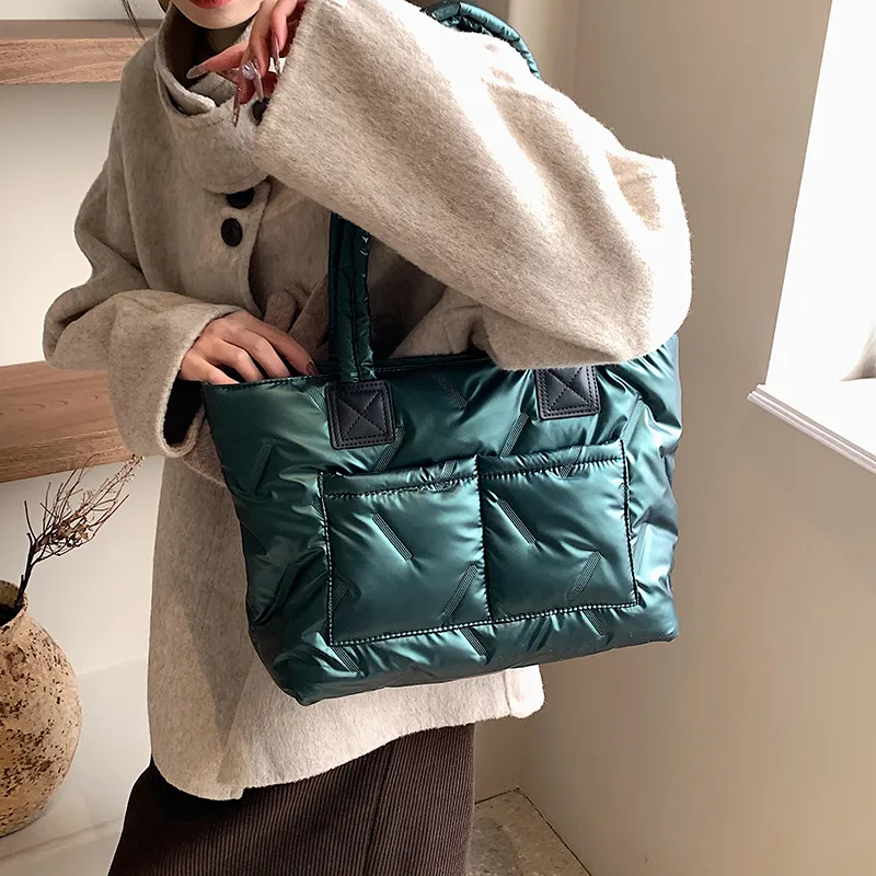 Women's Nylon Solid Color Vacation Streetwear Sewing Thread Square Zipper Tote Bag display picture 4