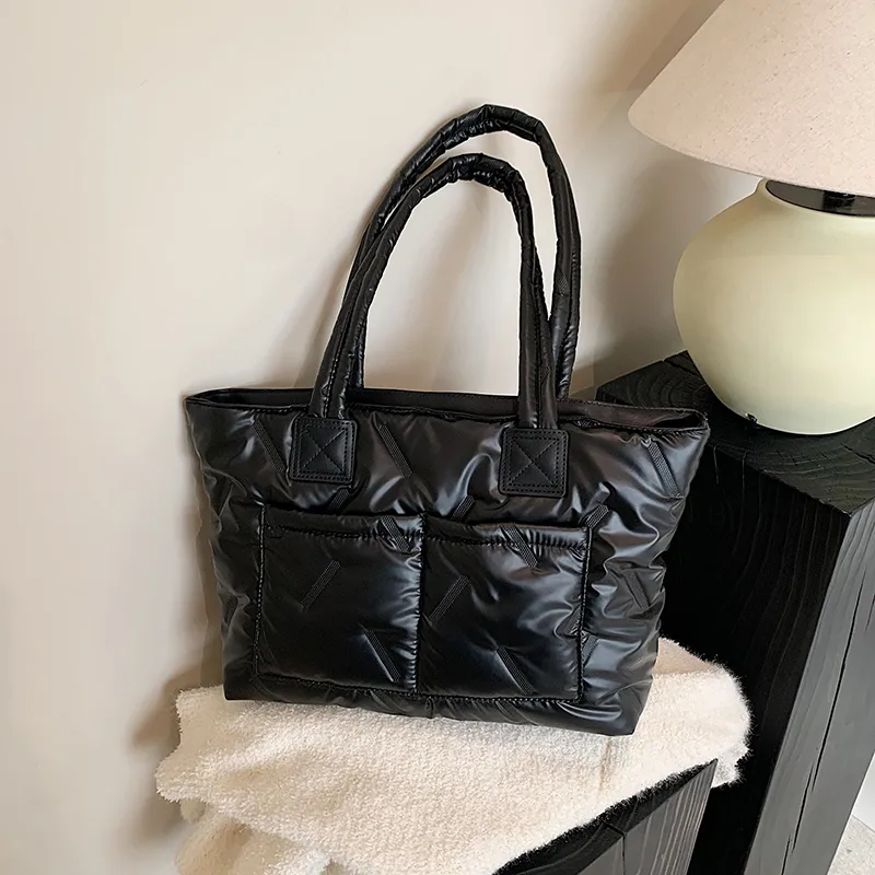 Women's Nylon Solid Color Vacation Streetwear Sewing Thread Square Zipper Tote Bag display picture 2