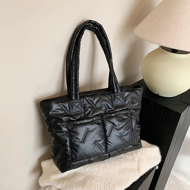Women's Nylon Solid Color Vacation Streetwear Sewing Thread Square Zipper Tote Bag display picture 26
