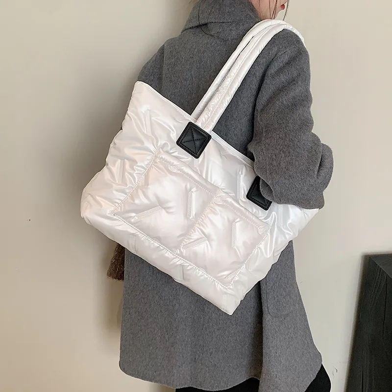 Women's Nylon Solid Color Vacation Streetwear Sewing Thread Square Zipper Tote Bag display picture 3