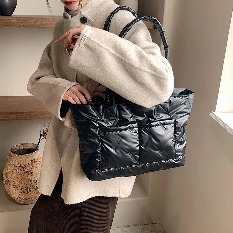 Women's Nylon Solid Color Vacation Streetwear Sewing Thread Square Zipper Tote Bag display picture 7