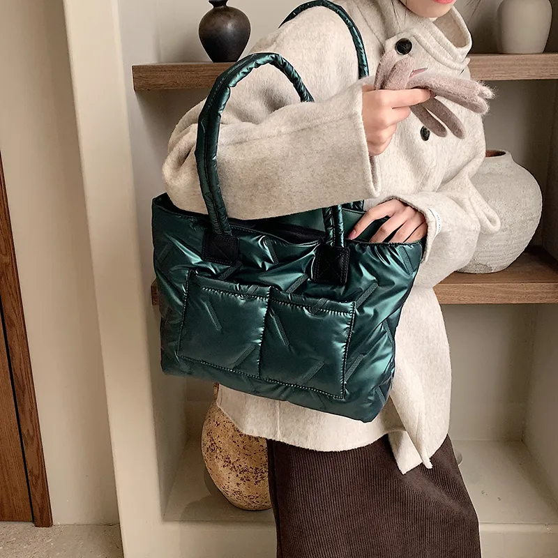 Women's Nylon Solid Color Vacation Streetwear Sewing Thread Square Zipper Tote Bag display picture 17