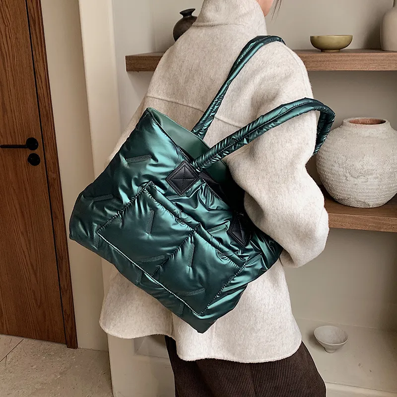 Women's Nylon Solid Color Vacation Streetwear Sewing Thread Square Zipper Tote Bag display picture 11