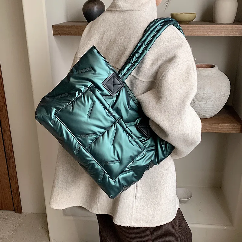 Women's Nylon Solid Color Vacation Streetwear Sewing Thread Square Zipper Tote Bag display picture 13