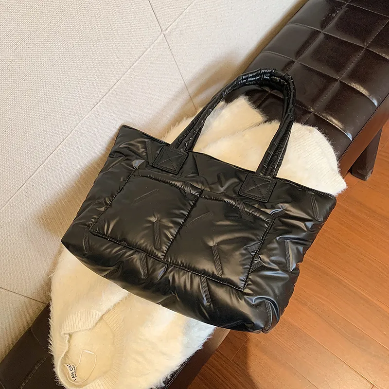 Women's Nylon Solid Color Vacation Streetwear Sewing Thread Square Zipper Tote Bag display picture 27