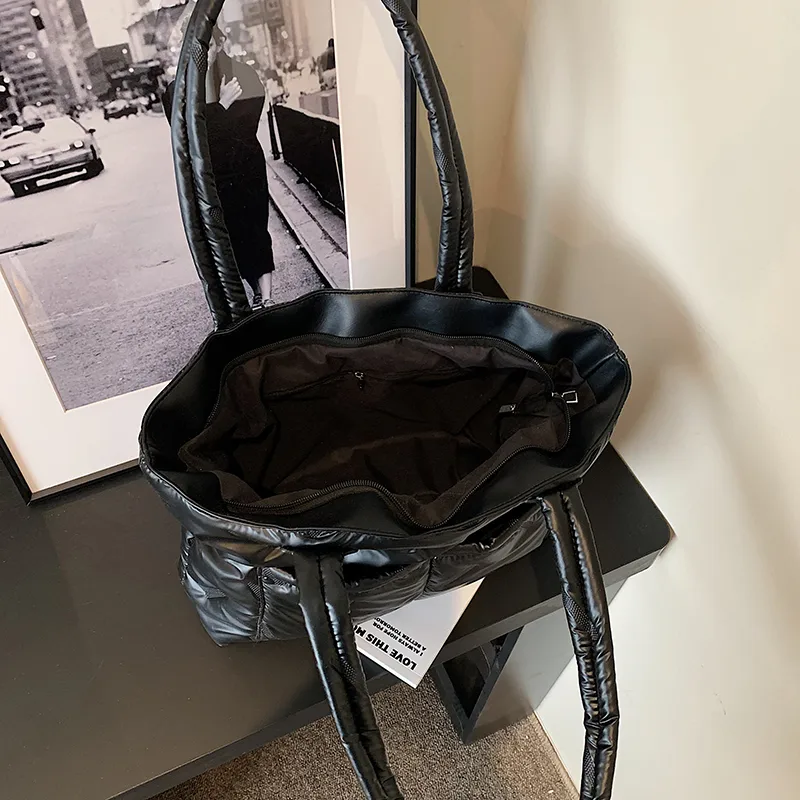 Women's Nylon Solid Color Vacation Streetwear Sewing Thread Square Zipper Tote Bag display picture 29