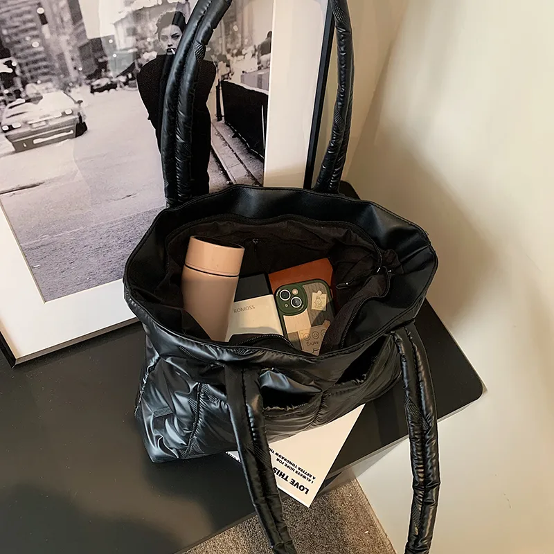 Women's Nylon Solid Color Vacation Streetwear Sewing Thread Square Zipper Tote Bag display picture 28