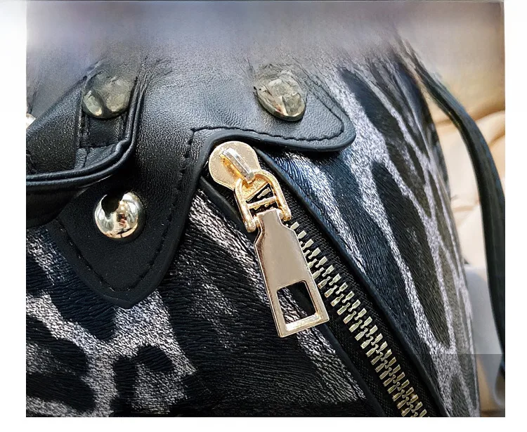 Fashion Leopard Triangle Bag  Korean Style New Arrival Portable Women's Bag Fashionable Women's Shoulder Crossbody Mini Bag display picture 4