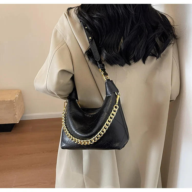 This Year's Popular Bag Women's Large Capacity  New Autumn And Winter Texture Rhombus Chain Shoulder Bag Popular Bucket Bag display picture 12
