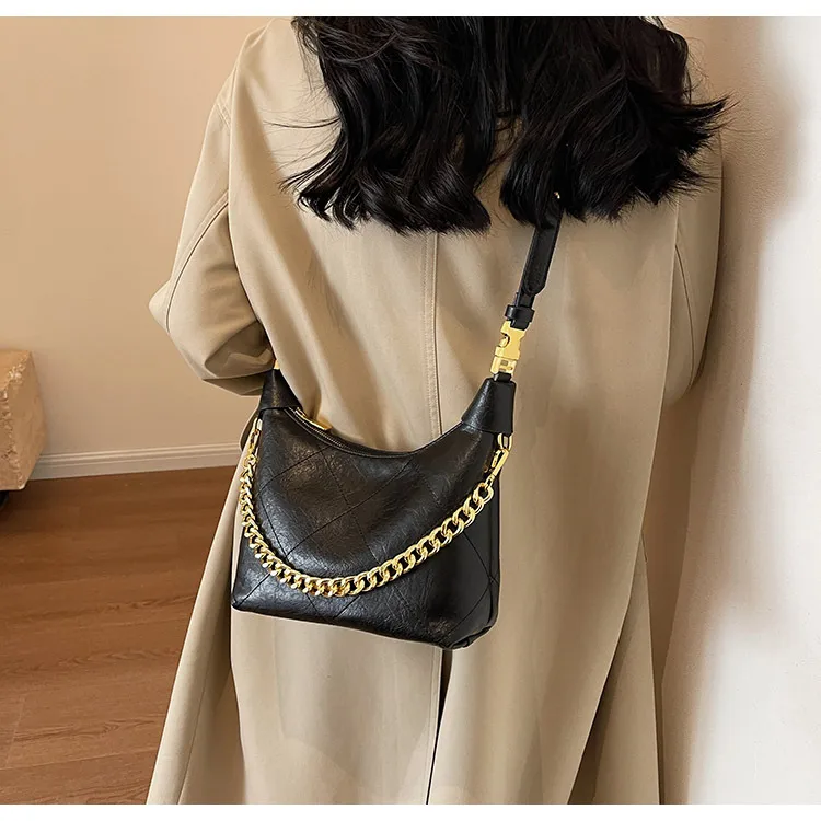 This Year's Popular Bag Women's Large Capacity  New Autumn And Winter Texture Rhombus Chain Shoulder Bag Popular Bucket Bag display picture 13