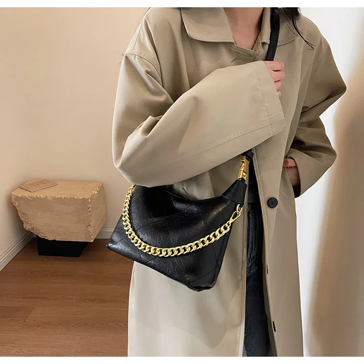 This Year's Popular Bag Women's Large Capacity  New Autumn And Winter Texture Rhombus Chain Shoulder Bag Popular Bucket Bag display picture 14