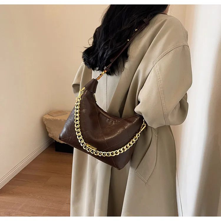 This Year's Popular Bag Women's Large Capacity  New Autumn And Winter Texture Rhombus Chain Shoulder Bag Popular Bucket Bag display picture 15